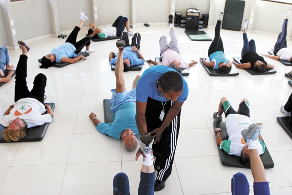 O professor Itamar Azevedo orienta a prática de exercícios físicos na Unimed 
